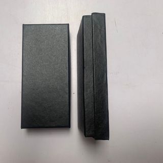 hộp đồng hồ nằm ngang kèm mút cao su non màu đen, in ấn logo thương hiệu theo yêu cầu