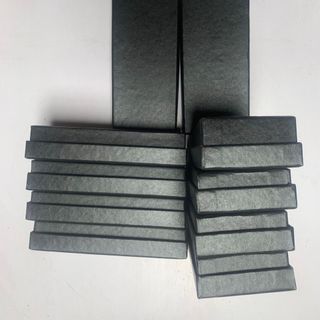 hộp đồng hồ nằm ngang kèm mút cao su non màu đen, in ấn logo thương hiệu theo yêu cầu