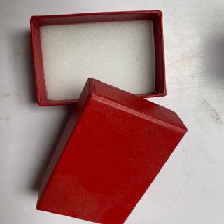 Hộp Đựng Nhẫn, Bông Tai Màu đỏ bìa giấy cứng kèm mút màu trắng, in ấn logo thương hiệu theo yêu cầu
