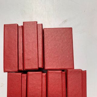 Hộp Đựng Nhẫn, Bông Tai Màu đỏ bìa giấy cứng kèm mút màu trắng, in ấn logo thương hiệu theo yêu cầu
