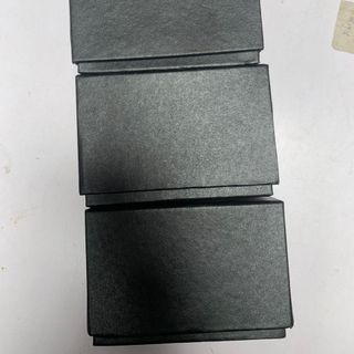 Hộp đồng hồ size lớn 10x7x7 màu đen bìa giấy cứng kèm gối bông trắng, in ấn logo thương hiệu theo yêu cầu