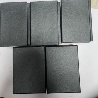 Hộp đồng hồ size lớn 10x7x7 màu đen bìa giấy cứng kèm gối bông trắng, in ấn logo thương hiệu theo yêu cầu