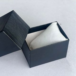 Hộp đồng hồ size lớn 10x7x7 màu đen bìa giấy cứng kèm gối bông trắng, in ấn logo thương hiệu theo yêu cầu