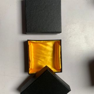 Hộp Đựng Vòng Trang Sức Đựng Nhẫn Dây Chuyền, Bông Tai màu đen Lót Vải Lụa Màu Vàng, in ấn logo thương hiệu theo yêu cầu giá sỉ