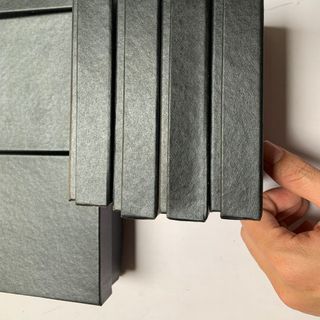 Hộp đựng ví nam màu đỏ lót vải lụa màu đỏ chất liệu bìa giấy cứng chống va đập, in ấn logo thương hiệu theo yêu cầu