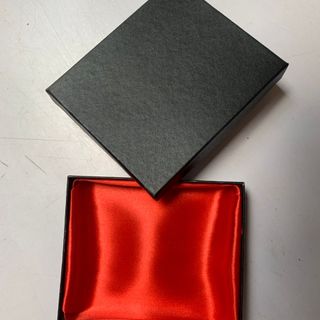 Hộp đựng ví nam màu đỏ lót vải lụa màu đỏ chất liệu bìa giấy cứng chống va đập, in ấn logo thương hiệu theo yêu cầu