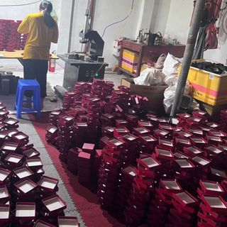 Hộp Đựng Vòng Trang Sức Đựng Nhẫn Dây Chuyền, Bông Tai màu đen Lót Vải Lụa Màu Vàng, in ấn logo thương hiệu theo yêu cầu