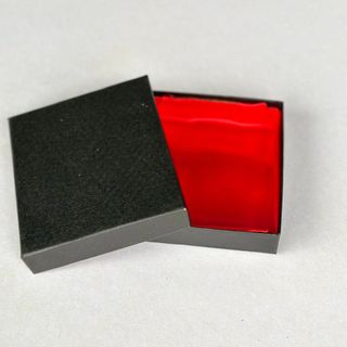 Hộp đựng ví nam màu đỏ lót vải lụa màu đỏ chất liệu bìa giấy cứng chống va đập, in ấn logo thương hiệu theo yêu cầu giá sỉ