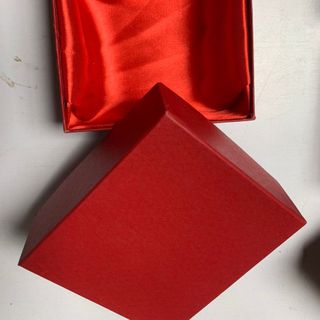Hộp đựng thắt lưng màu đỏ Lót Vải Lụa màu đỏ chất liệu bìa giấy cứng chống va đập, in ấn logo thương hiệu theo yêu cầu