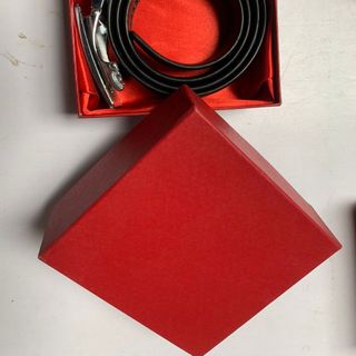 Hộp đựng thắt lưng màu đỏ Lót Vải Lụa màu đỏ chất liệu bìa giấy cứng chống va đập, in ấn logo thương hiệu theo yêu cầu