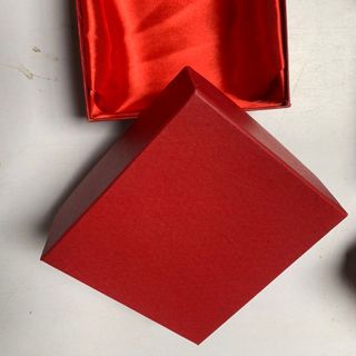 Hộp đựng thắt lưng màu đỏ Lót Vải Lụa màu đỏ chất liệu bìa giấy cứng chống va đập, in ấn logo thương hiệu theo yêu cầu giá sỉ