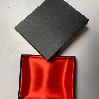 Hộp đựng ví nam màu đen lót vải lụa màu đỏ chất liệu bìa giấy cứng chống va đập, in ấn logo thương hiệu theo yêu cầu giá sỉ