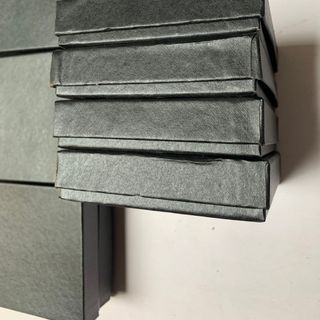 Hộp đựng ví nam màu đen lót vải lụa màu đỏ chất liệu bìa giấy cứng chống va đập, in ấn logo thương hiệu theo yêu cầu
