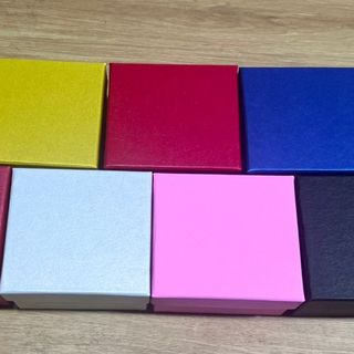Hộp đựng ví nam màu đen lót vải lụa màu đỏ chất liệu bìa giấy cứng chống va đập, in ấn logo thương hiệu theo yêu cầu