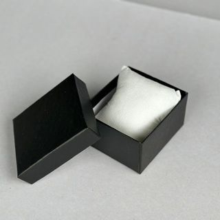 Hộp đồng hồ màu đen chất liệu bìa giấy cứng chống va đập kèm gối bông trắng, in ấn logo thương hiệu theo yêu cầu