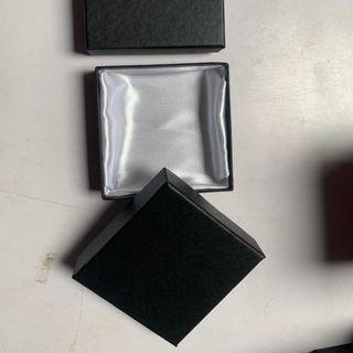 Hộp Đựng Vòng Trang Sức, Nhẫn, Dây Chuyền, Bông Tai màu đen Lót Vải Lụa Màu Trắng, in ấn logo thương hiệu theo yêu cầu