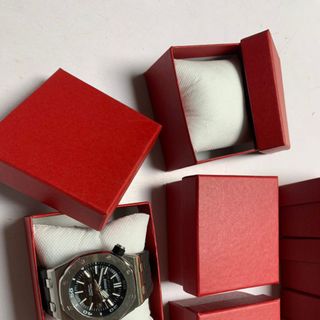 Hộp đồng hồ màu đỏ chất liệu bìa giấy cứng chống va đập kèm gối bông trắng, in ấn logo thương hiệu theo yêu cầu