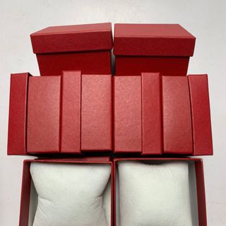 Hộp đồng hồ màu đỏ chất liệu bìa giấy cứng chống va đập kèm gối bông trắng, in ấn logo thương hiệu theo yêu cầu