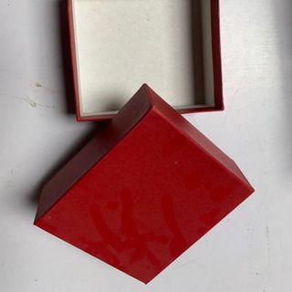 Hộp đựng thắt lưng màu đỏ chất liệu bìa giấy cứng chống va đập, in ấn logo thương hiệu theo yêu cầu