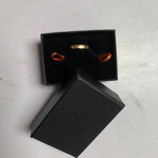 Hộp Đựng Nhẫn, Bông Tai Màu đen bìa giấy cứng kèm mút phủ nhung đen, in ấn logo thương hiệu theo yêu cầu