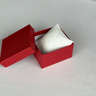 Hộp đồng hồ màu đỏ chất liệu bìa giấy cứng chống va đập kèm gối bông trắng, in ấn logo thương hiệu theo yêu cầu
