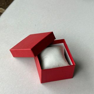 Hộp đồng hồ màu đỏ chất liệu bìa giấy cứng chống va đập kèm gối bông trắng, in ấn logo thương hiệu theo yêu cầu