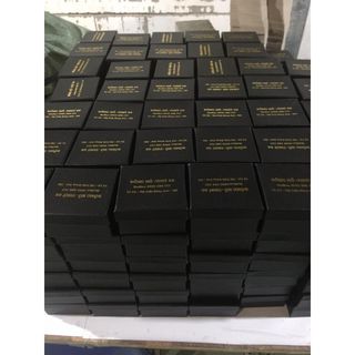 Hộp đồng hồ màu đen chất liệu bìa giấy cứng chống va đập kèm gối bông trắng, in ấn logo thương hiệu theo yêu cầu