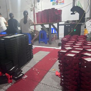 Hộp đồng hồ màu đen chất liệu bìa giấy cứng chống va đập kèm gối bông trắng, in ấn logo thương hiệu theo yêu cầu
