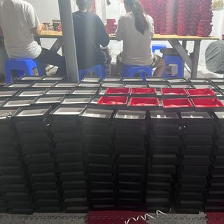 Hộp đồng hồ màu đen chất liệu bìa giấy cứng chống va đập kèm gối bông trắng, in ấn logo thương hiệu theo yêu cầu