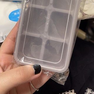 KHAY LÀM ĐÁ 6 Ô SILICON CÓ NẮP ĐẬY, CHỐNG MÙI, KHUÔN LÀM ĐÁ - LÀM THẠCH CAO CẤP - KHAY ĐÁ GIÁ SỈ 4,600 ₫