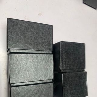 Hộp đồng hồ Giả Da size lớn 10x7x7 màu đen bìa giấy cứng kèm gối bông trắng, in ấn logo thương hiệu theo yêu cầu
