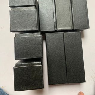 Hộp Đựng Kính Mắt Màu Đen chất liệu bìa giấy cứng chống va đập, in ấn logo thương hiệu theo yêu cầu
