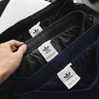 Short das xi giãn runing 2 lớp. Lớp lưới bên trong mềm thoáng mát, co giãn 4c, 2 túi khoá kéo. Phụ liệu hãng Size : m l xl 2xl /2222/8c 4 màu / ri 32c