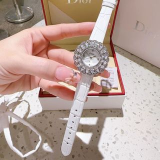 ĐỒNG HỒ NỮ TRUNG CẤP DYOR DÂY DA MẶT VIỀN PHA LÊ NHƯ 1 ĐOÁ HOA