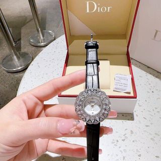 ĐỒNG HỒ NỮ TRUNG CẤP DYOR DÂY DA MẶT VIỀN PHA LÊ NHƯ 1 ĐOÁ HOA