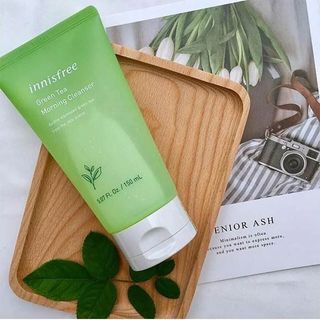 Sữa rửa mặt trà xanh innisfreeGreen Tea Foam Cleanser dưỡng ẩm để làn da sạch sẽ, mịn màng.