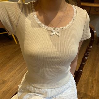 Áo thun tay ngắn phối ren có đính nơ