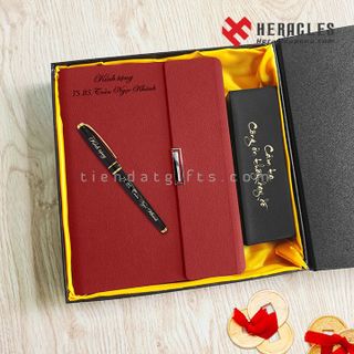 Bộ sổ tay - sổ da màu đỏ và bút ký khắc tên - Giftsets Bộ quà tặng in khắc tên, chữ, logo theo yêu cầu, quà tặng tri ân thầy cô giáo - Heraclespens