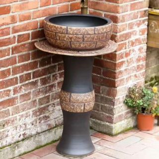 Lavabo trụ đứng hay lavabo sân vườn, để ngoài trời, phù hợp phong cách Đông Dương