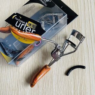 cây bấm mi Bấm mi gỗ Curler Tay cầm giả gỗ sang trọng, chắc chắn, vừa tay dễ cầm.