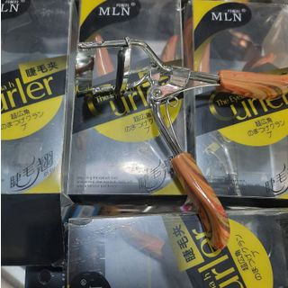 cây bấm mi Bấm mi gỗ Curler Tay cầm giả gỗ sang trọng, chắc chắn, vừa tay dễ cầm.