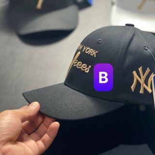 Nón kết N Y một bên ở sau nón CQ