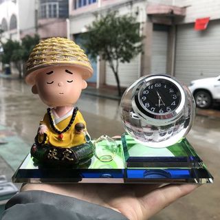 Trang trí taplo - Sét Tượng Tu sĩ bình an + đồng hồ pha lê có tặng nước hoa và thảm chống trượt