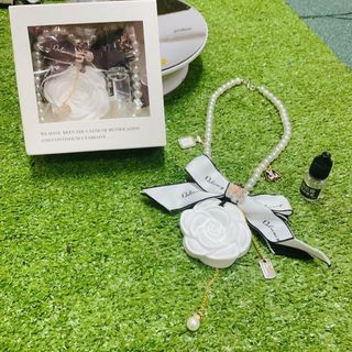 Khánh treo ô tô-Dây treo trang trí,tinh dầu thơm khử mùi ô tô hình Hoa trà,cao cấp treo gương chiếu hậu