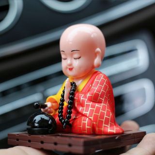 (tặng vòng hạt 108) Tượng phật chú tiểu gõ mõ tụng kinh để taplo trang trí xe hơi ô tô- Kim Huệ Yêu Xe