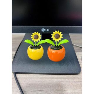 Chậu Hoa Hướng Dương Sử Dụng Năng Lượng Mặt Trời Lắc Lư TRang Trí Ô TÔ Bàn Làm Việc,Tủ VV..