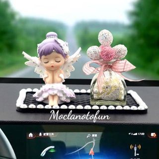 Trang trí taplo - Búp bê Thiên Thần Anne đặt bàn học văn phòng làm việc mang lại cảm giác bắt mắt khi bước vào xế yêu