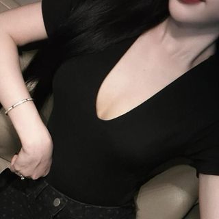 Áo cotton cổ tim cộc tay dáng basic, áo thun 2 màu đen và trắng