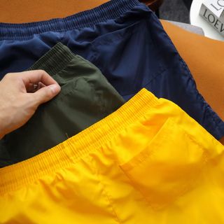 Quần short dù. Chất dù 2 lớp , màu đẹp. Logo thêu xịn xò .