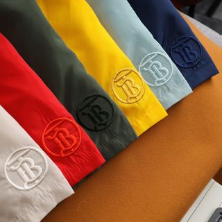 Quần short dù. Chất dù 2 lớp , màu đẹp. Logo thêu xịn xò .